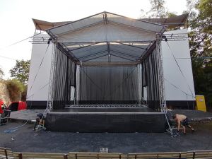 Skládané - pódium 8 x 6 m